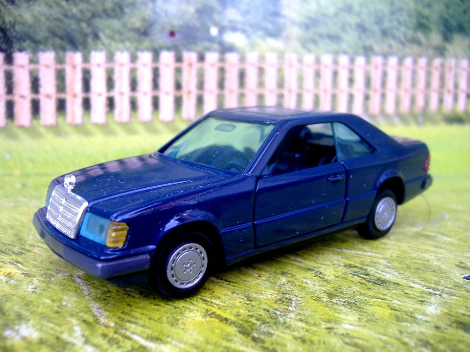 1/43 Gama Mercedes 300CE Foto 1 de 1