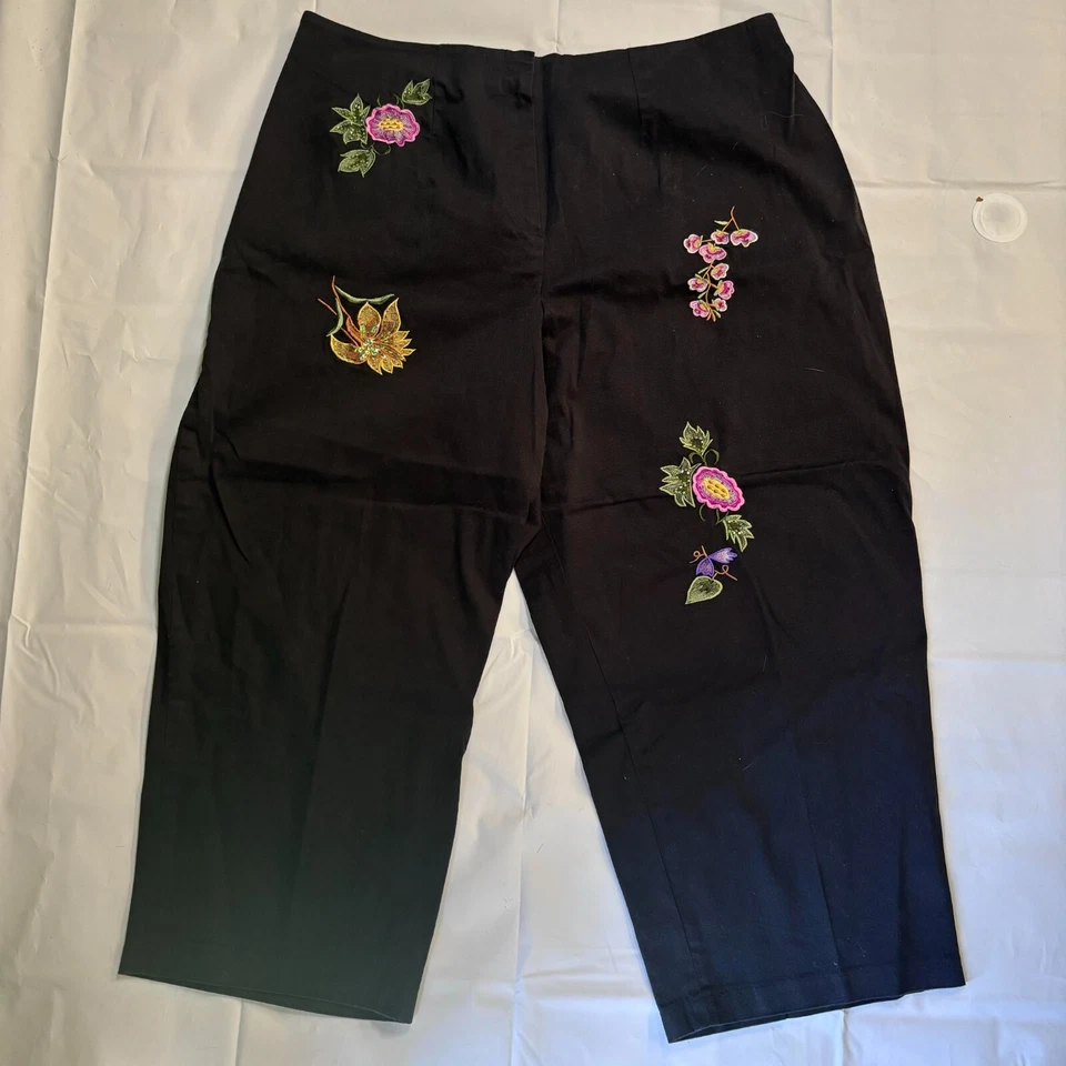 Larry Levine Woman Sport Stretch Cropped Pants Size 22W Black Embroidered Flower - Image 1 of 4