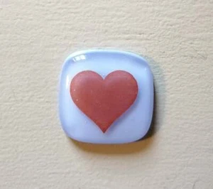 pocket hug in fused glass, hearts and paw prints. On a gift card. - Picture 1 of 8
