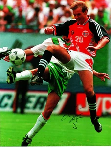 NORWEGEN, MAN UNITED & RANGERS: HENNING BERG SIGNIERT 10,5x8 BUCH/JAHRESBILD+COA - Bild 1 von 1