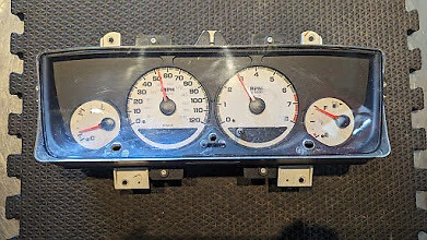 Aglomerado de velocímetro excluindo SRT4 MPH com tacômetro compatível com 03-05 NEON 671667 - Imagem 1 de 4