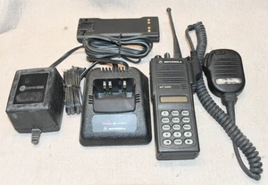 Motorola MT-2000 UHF Transceiver With Charger & Microphone - Picture 1 of 1