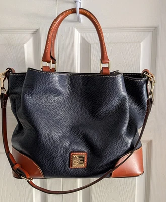 Cartera y bolso de mano Dooney & Bourke Brenna para mujer en cuero granulado medianoche en muy buen estado Foto 1 de 4
