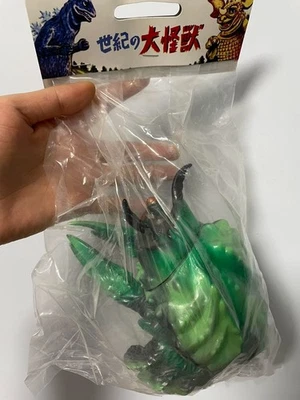 Figura Vinilo Sofubi Marmit Shape of Dreams Kaiju Ganimon‌ Metal Negro Verde Ver Foto 1 de 4