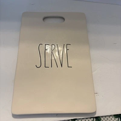 Plato de servir colección artesanal Rae Dunn de Magenta 12 1/2" de alto x 8" de ancho Foto 1 de 4