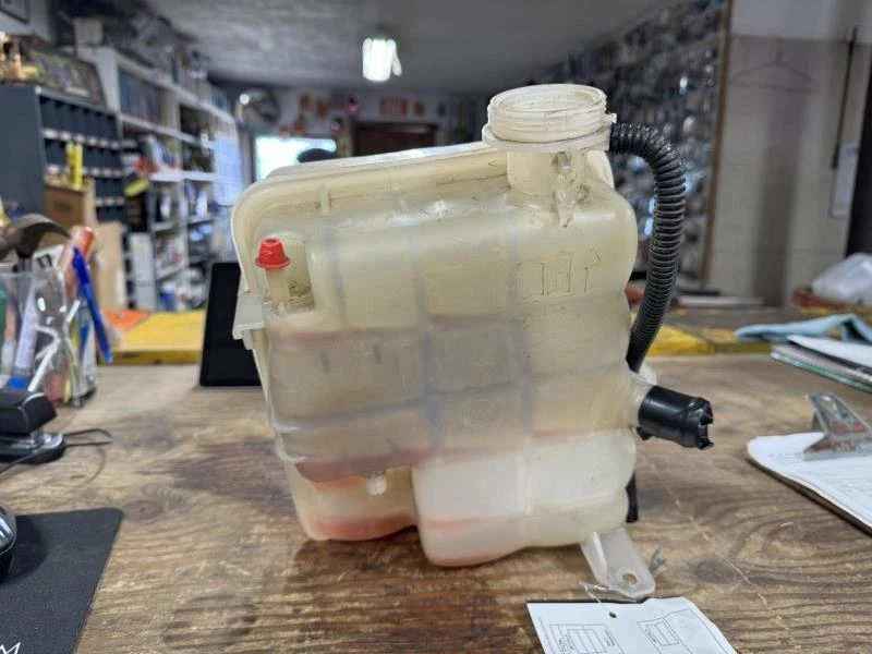 GMC Sierra 2500 HD 2017-2019 tanque de expansión de desbordamiento de refrigerante OEM Foto 1 de 3