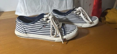Zapatillas deportivas Hilfiger para mujer con cordones azules y blancas a rayas talla 7M usadas Foto 1 de 4