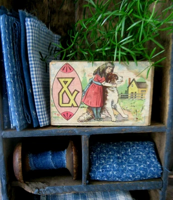 Antiguo bloque de alfabeto de madera con litografía de papel niña con Newfie Foto 1 de 4