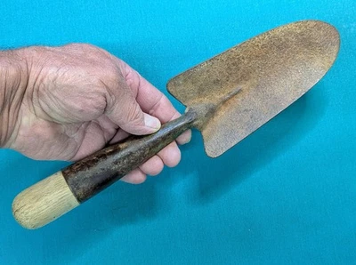 Pá manual de jardinagem vintage 13" com cabo de madeira - Imagem 1 de 4