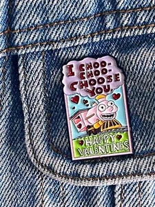 The Simpsons - I Choo Choo Choose You - Valentines Card - Enamel Pin / Badge  - Picture 1 of 5