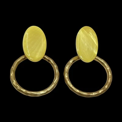 Pendientes llamadores de puerta de metal martillado aro colgante con carcasa amarilla tono dorado grandes Foto 1 de 4