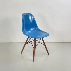 Eames Dsw Stuhl Herman Miller Walnuss Dübel Basis 50s 60s Kobalt Blau #4623 - Bild 1 von 10