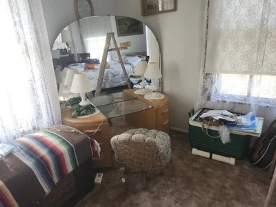 Cómoda moderna de mediados de siglo Hayfield Wakefield. Con espejo y silla. Foto 1 de 2