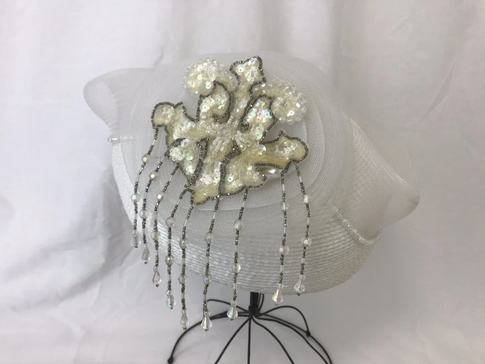 De colección Sombrero Para Mujer Elegante Blanco Malla Envuelto Cuentas Lentejuelas Fascinador Pequeño Mediano Foto 1 de 4