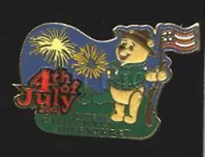 Spilla Disney 5626 DLR 4 luglio 2001 floccata Winnie the Pooh orso patriottico USA LE - Foto 1 di 1