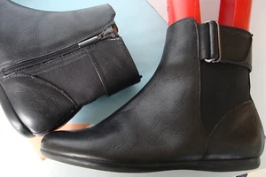 Calvin Klein MEREDITH ~ Wo's Black Leather Ankle Flat Boots ~ 7 M ~ Zip ~ NICE  - Picture 1 of 12