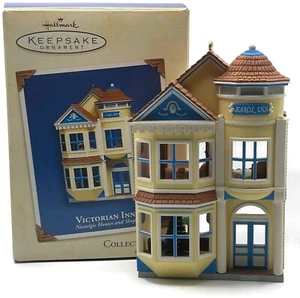 Hallmark Victoriano Karol Inn 2002 Nostálgico Pueblo de Navidad Árbol Adorno - Imagen 1 de 13