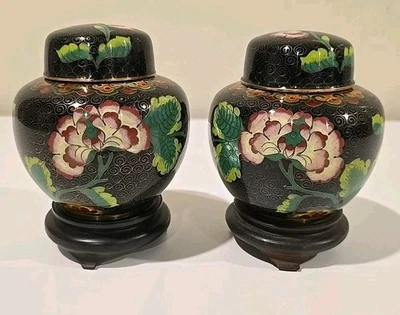 Par de tarros de jengibre cloisonné asiáticos de mediados del siglo XX con adornos dorados florales multicolores  Foto 1 de 4