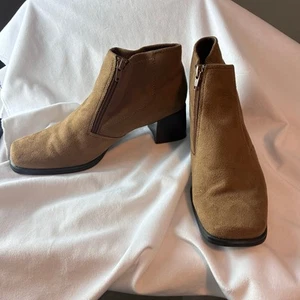 Liz Claiborne LizFlex Boots Y2K 90s Chunky Heel Square Toe Suede Beige Flax 8.5 - Picture 1 of 11
