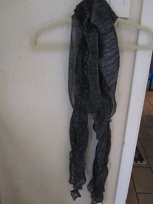 Bufanda oblonga divertida arrugada Chico's nueva con etiquetas - negra con rayas metálicas Foto 1 de 4