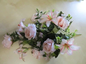 LIEGE- STRAUß GRABGESTECK TRAUERGESTECK GRABSCHMUCK ,KUNSTBLUMEN Rosen - Bild 1 von 6