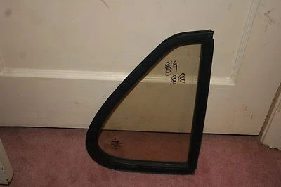 Ventana de ventilación estacionaria trasera derecha clásica Saab 900 sedán negra y sello Foto 1 de 3