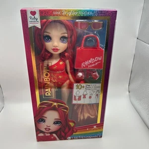 Arco Iris Alto Natación y Estilo Rubí Anderson Muñeca Rojo Traje de Baño Moda Nuevo en caja - Imagen 1 de 8