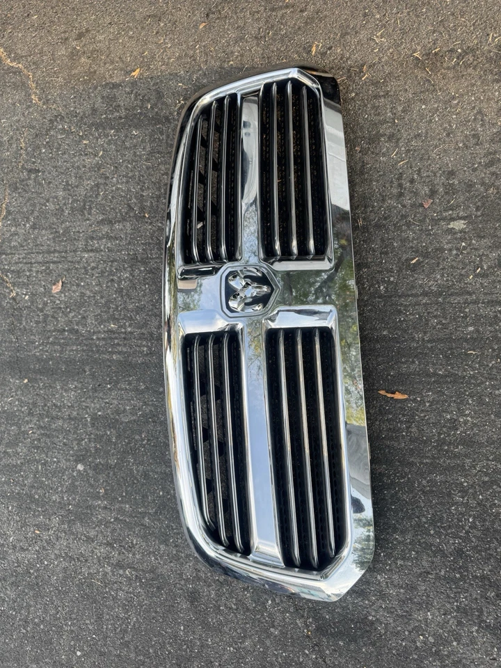 Решетка 2014 Ram 1500 с хромированной отделкой - Изображение 1 из 2