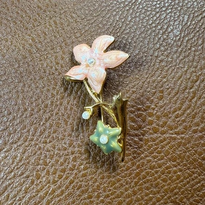 Broche floral vintage esmaltado rosa e verde tom dourado pérola falsa - Imagem 1 de 4