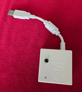 Wii Rock Band Gioco WDMSELEA2B Wireless USB Batteria Dongle Ricevitore VFRHMXDDG04 - Foto 1 di 3