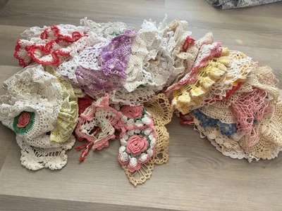 Lote De Colección De 70 Tapetes De Encaje Crochet Corredores De Mesa Color Floral Tamaños Surtidos Foto 1 de 4
