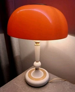 Lámpara de escritorio vintage de mediados de siglo de la era espacial de la URSS de plástico naranja lámpara de setas - Imagen 1 de 8