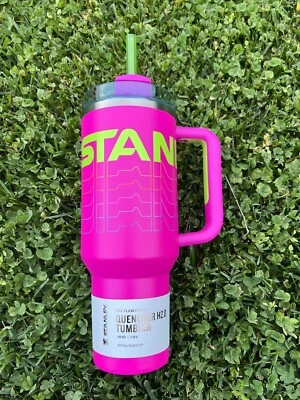 Novo Copo Stanley 40oz Elétrico Reverb Violeta Vívido Novo com etiquetas na mão! - Imagem 1 de 2