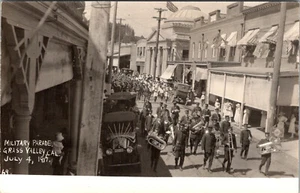 GRASS VALLEY, KALIFORNIEN - 4. JULI MILITÄRPARADE - ALTE ECHTFOTO-POSTKARTE - Bild 1 von 2