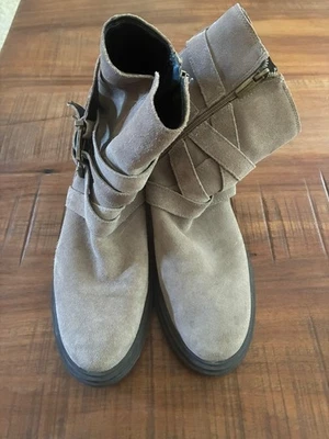 Bota de motociclista Vince Camuto beige con hebilla talla 9,5 para mujer Foto 1 de 4