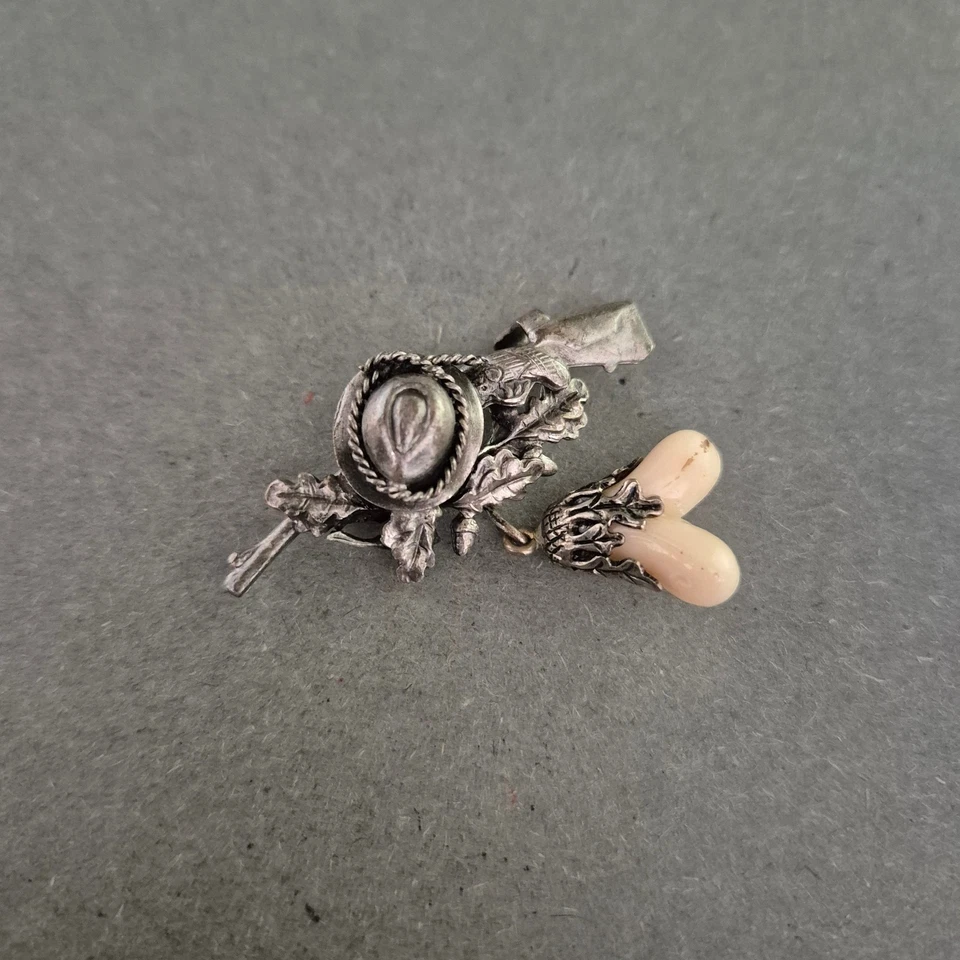 Jagdmotiv-Brosche mit Eichelanhänger – Versilbert & rustikal - Bild 1 von 4