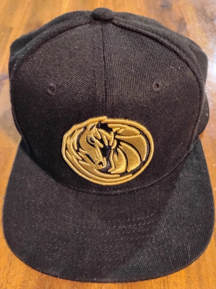 Dallas Mavericks Mitchell & Ness Fools gorra de béisbol dorada y negra snapback Foto 1 de 4