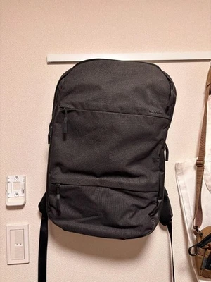 Mochila grande de nailon para desplazamientos INCASE Foto 1 de 4