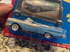 Road Champs 1957 Ford Fairlane CV con cartellone scala 1:43 auto pressofusa nuova su cartoncino - Foto 1 di 3