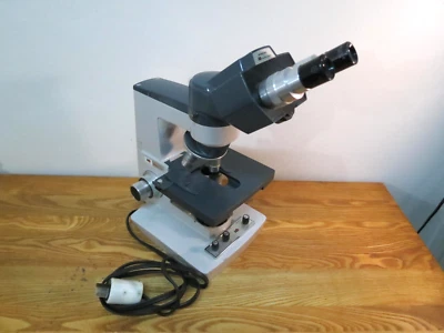 Microscopio American Optical One-Ten Illuminator modelo 1130 Foto 1 de 4