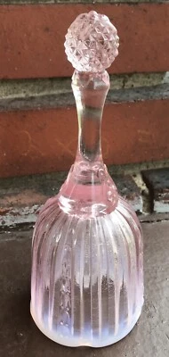 Campana de vidrio opalescente rosa patrón Fabergé firmada Fenton Foto 1 de 4