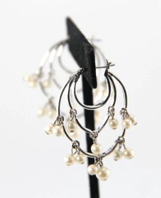 Pendientes colgantes Trifari sin perlas de imitación con racimo tono plata quirúrgicos Foto 1 de 4