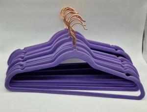 Amazon Basics Kleiderbügel Anzüge, schmal,rutschfest, 50 Stück, Violett, Gold - Bild 1 von 1
