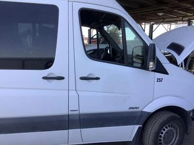 Conjunto de puerta delantera derecha usado se adapta a: Mercedes-Benz Mercedes Sprinter 2012 Foto 1 de 4
