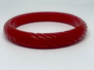 Klassisches Kirsch Design rot Bakelit geschnitztes Seil Armreif Armband Vintage MCM 8" - Bild 1 von 14