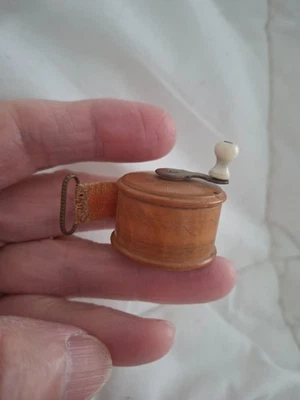 HERMOSA CINTA MÉTRICA ANTIGUA MADERA LITTLE TREEN Foto 1 de 4