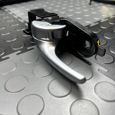 Chrysler 200 2015-2017 manija de puerta interior trasera izquierda lado del conductor OEM Foto 1 de 2