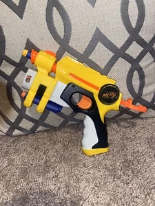 Nerf Gun 2004 Laser Pointer Scope Hasbro With 3 Darts Hand Nerf Gun Yellow - Picture 1 of 4