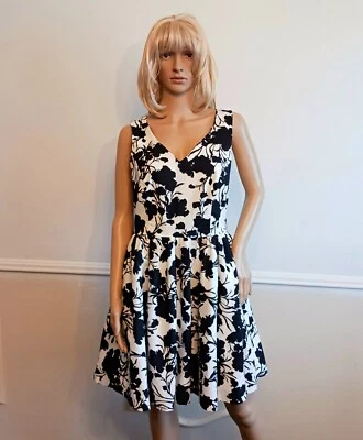 'Elle' Mujer Talla 12 Mini vestido sin mangas floral blanco y negro ajustado y acampanado  Foto 1 de 4