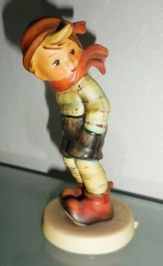 VINTAGE PORCELAIN HUMMEL FIGURINE "MARCH WINDS" COLORFUL BOY DESIGN - Foto 1 di 8